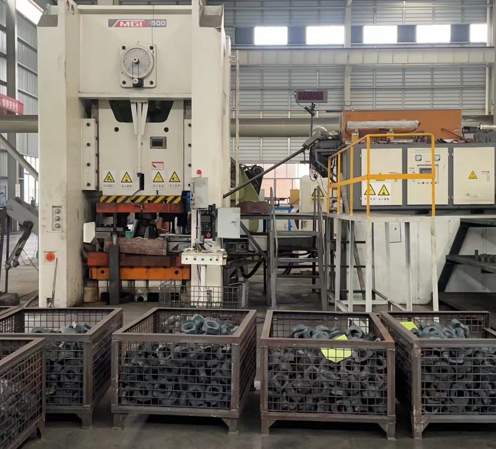 What is closed die forging and open die forging? What are the differences between them?